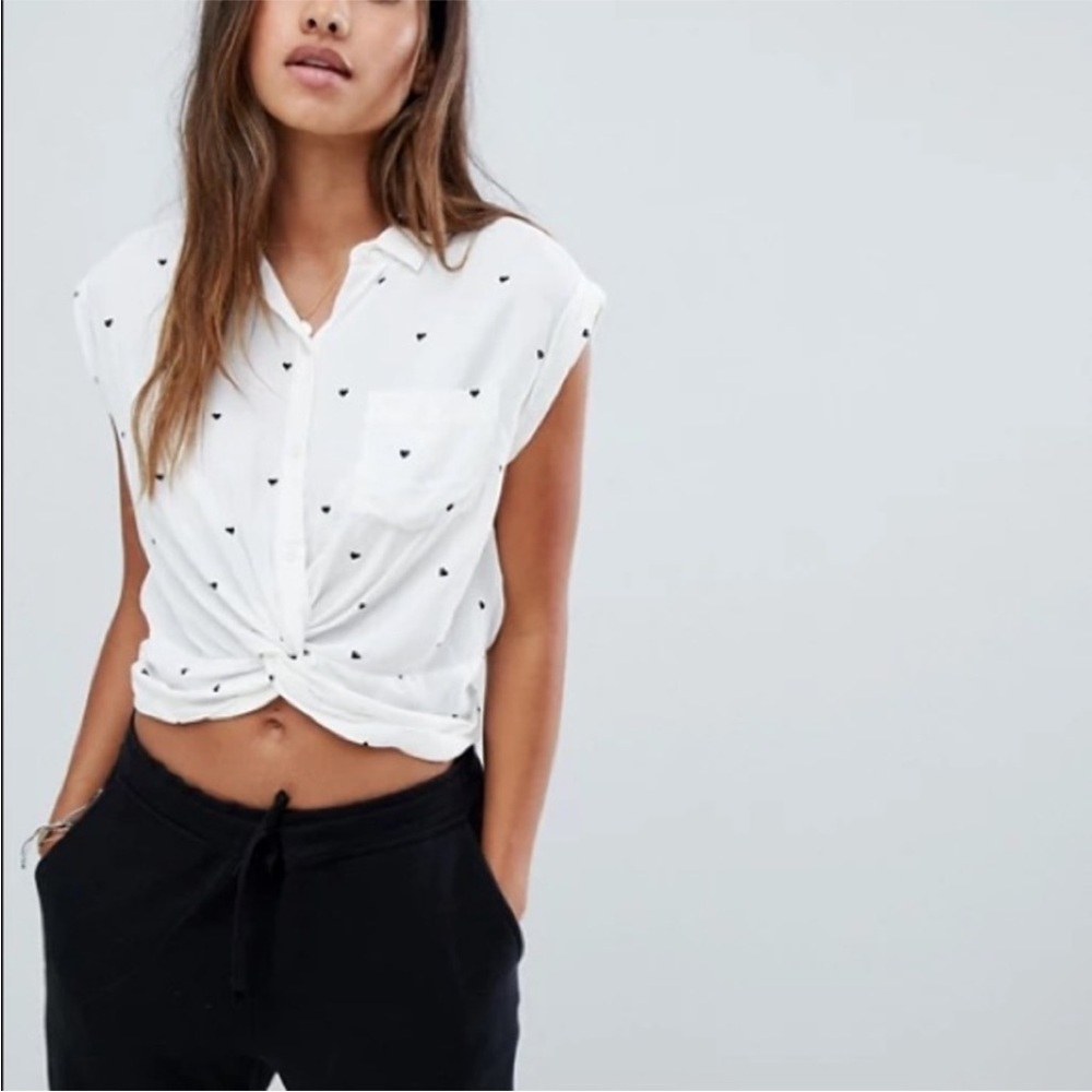 ABERCROMBIE & FITCH • HEART
EMBROIDERED TWIST BLOUSE